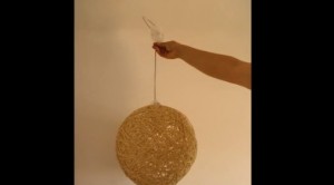 Lámpara colgante casera hecha de cuerdas